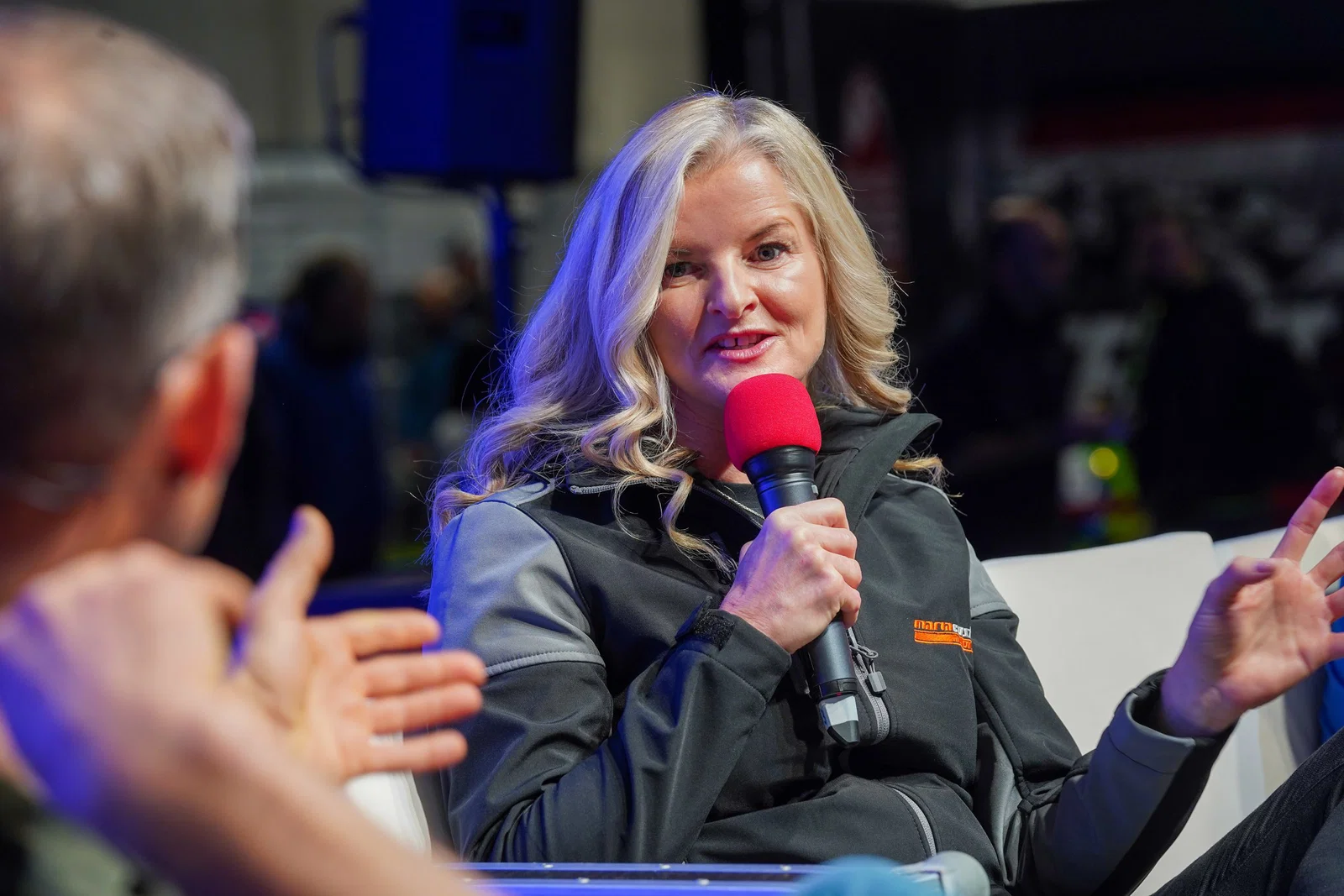 Maria Costello discutant avec Jamie Whitham sur la scène Black Horse