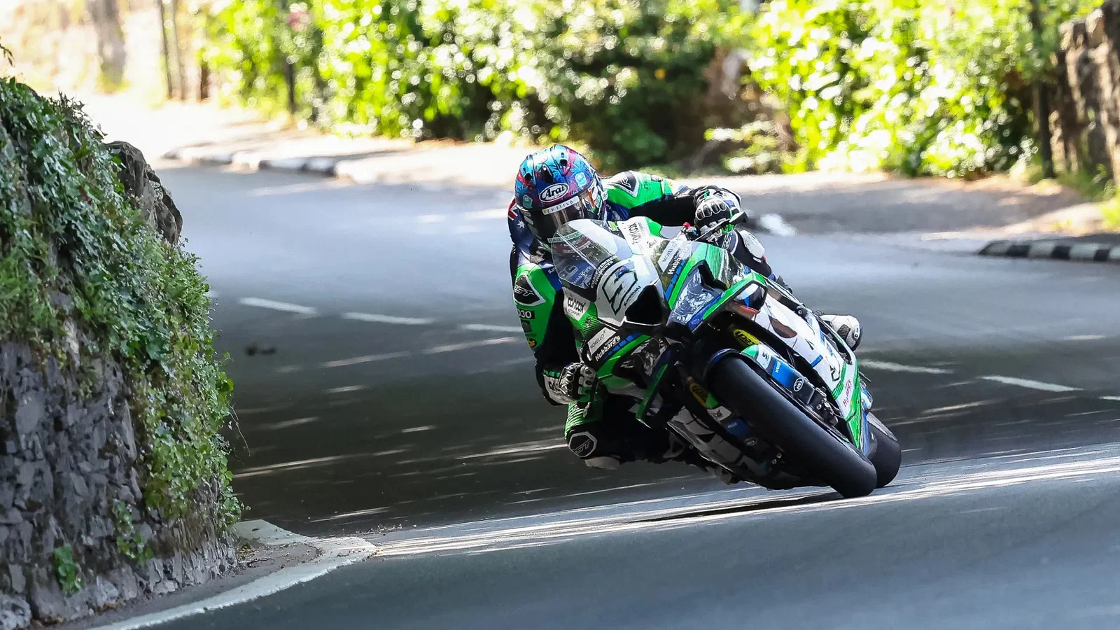 Davo Johnson en Superbike TT. Crédit : Île de Man TT.