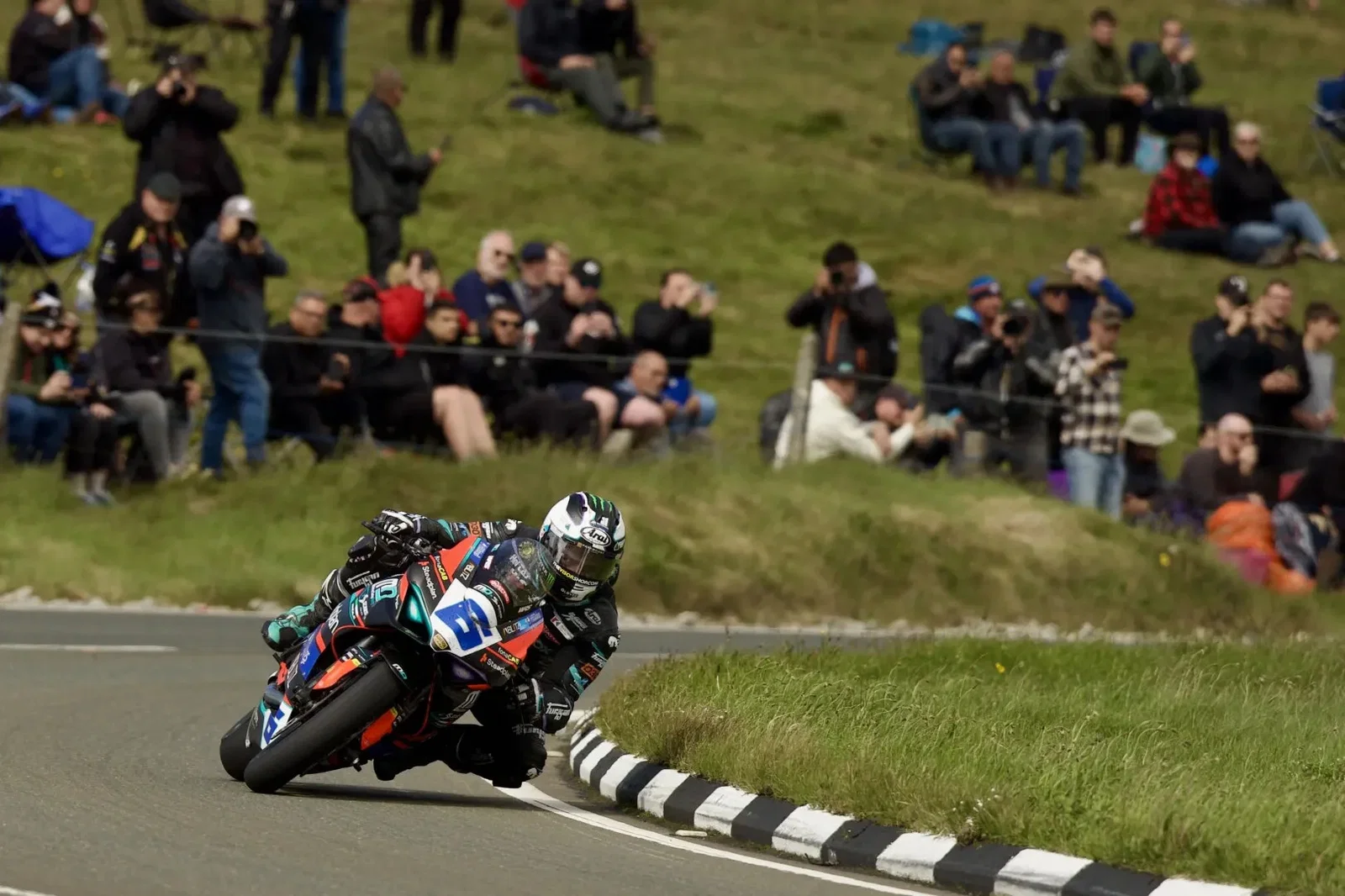 Michael Dunlop en virage au TT. Crédit : Île de Man TT.