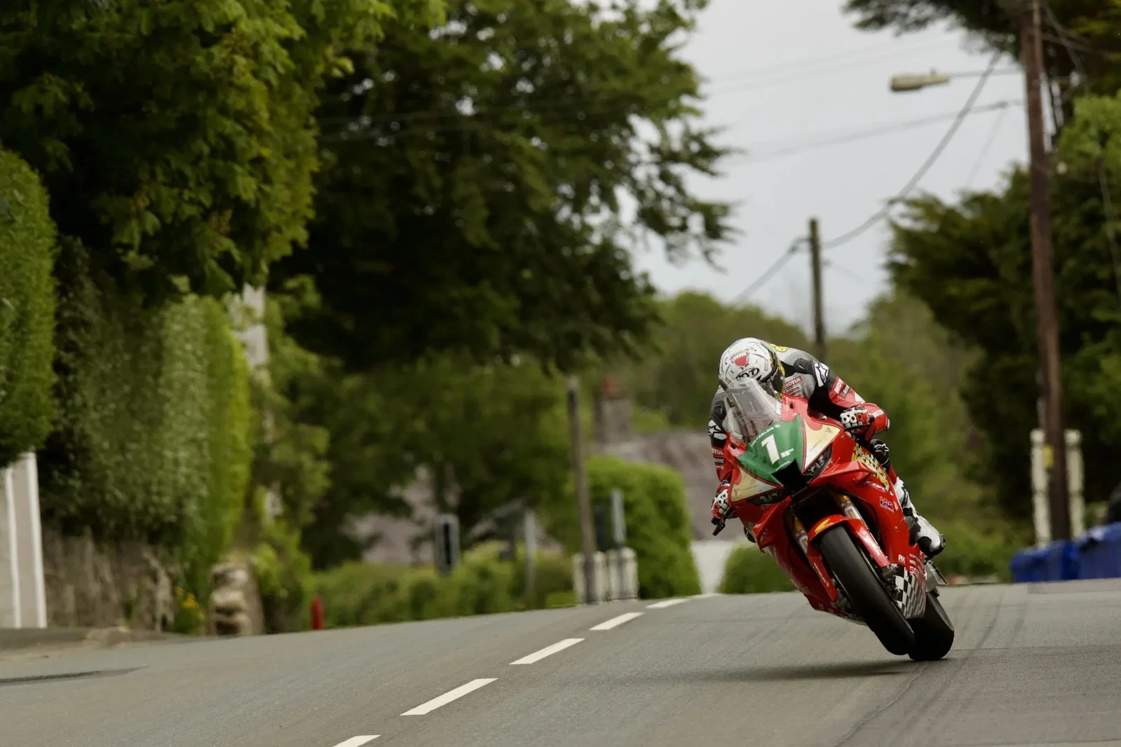 John McGuinness fait rouler sa Honda d'une crête