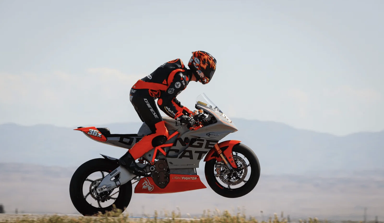 Un Lightfighter V3-RS tirant un wheelie