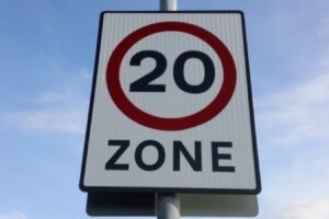Limites de vitesse urbaines à 20 mph proposées par les conseillers parlementaires