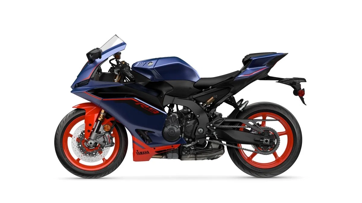 Le bleu fantôme mat et le rouge fluorescent Yamaha R9