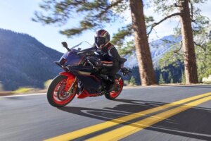 Yamaha R9 annoncée en couleur Matte Phantom Blue et Fluorescent Red