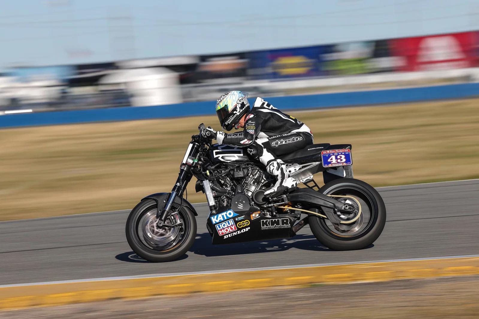 Moto KWR Super Hooligan Pan America. Crédit photo - Équipe KWR Harley-Davidson