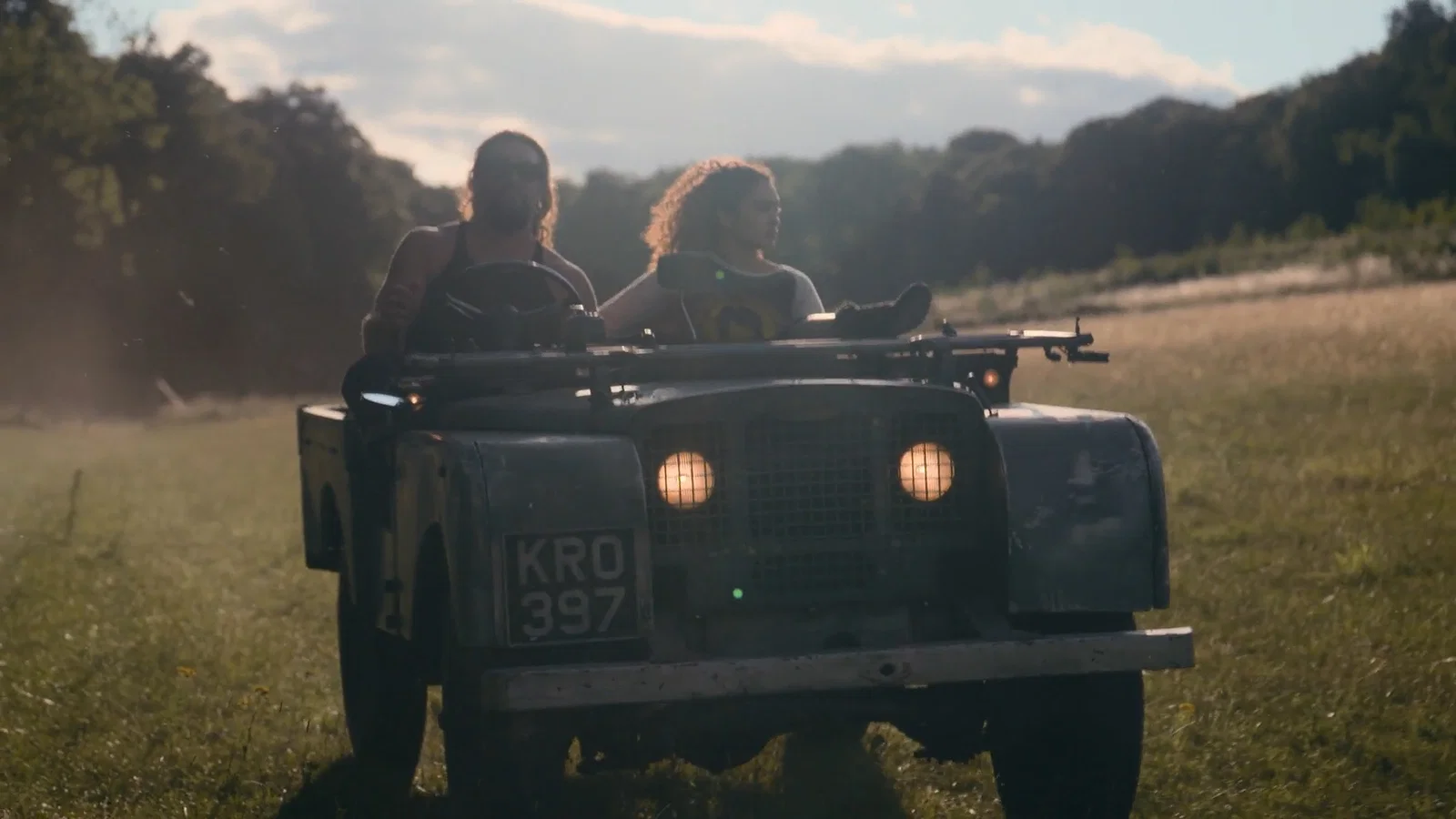 Momoa conduisant une Land Rover classique