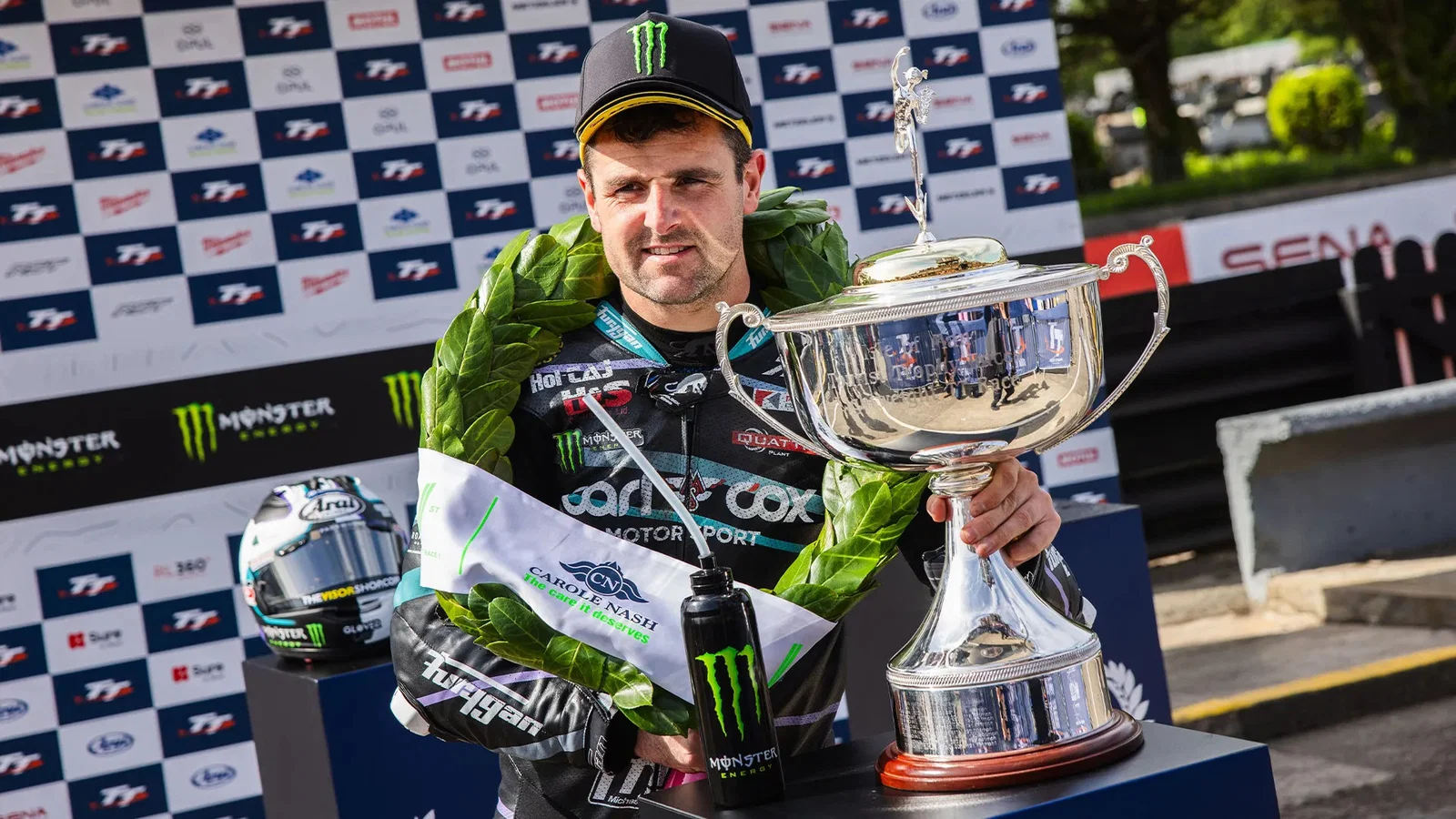 Michael Dunlop après avoir gagné au TT. Crédit : Île de Man TT.