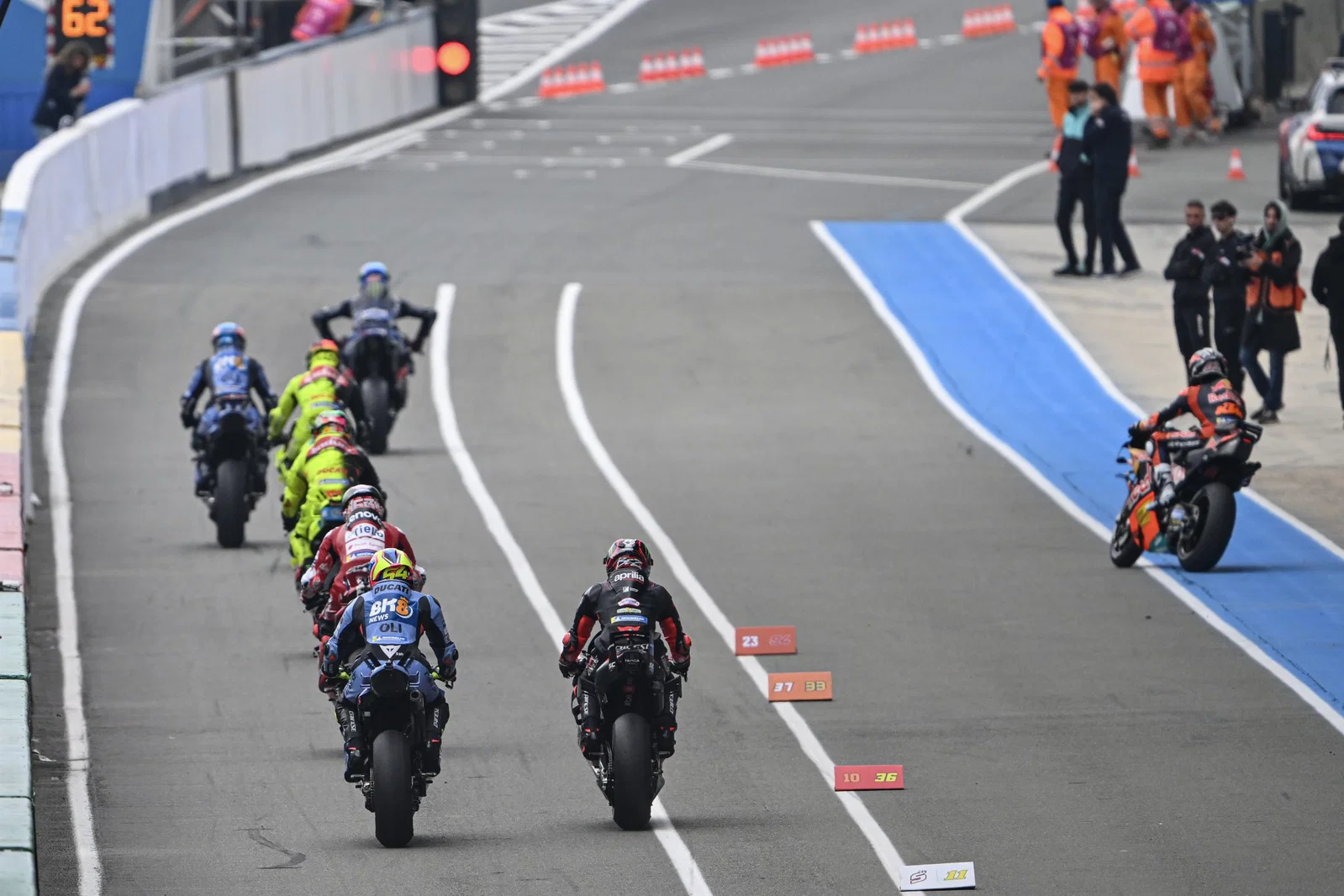 Pilotes MotoGP dévalant la voie des stands au Mans, Crédit : Gold and Goose.