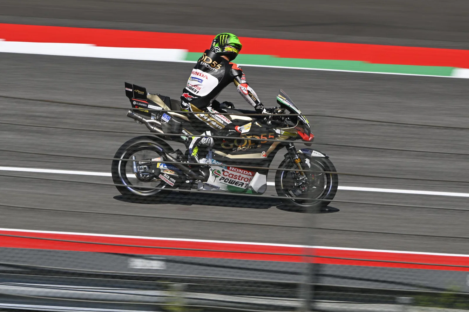 Cal Crutchlow en course au MotoGP italien 2026. Crédit : Or et Oie.