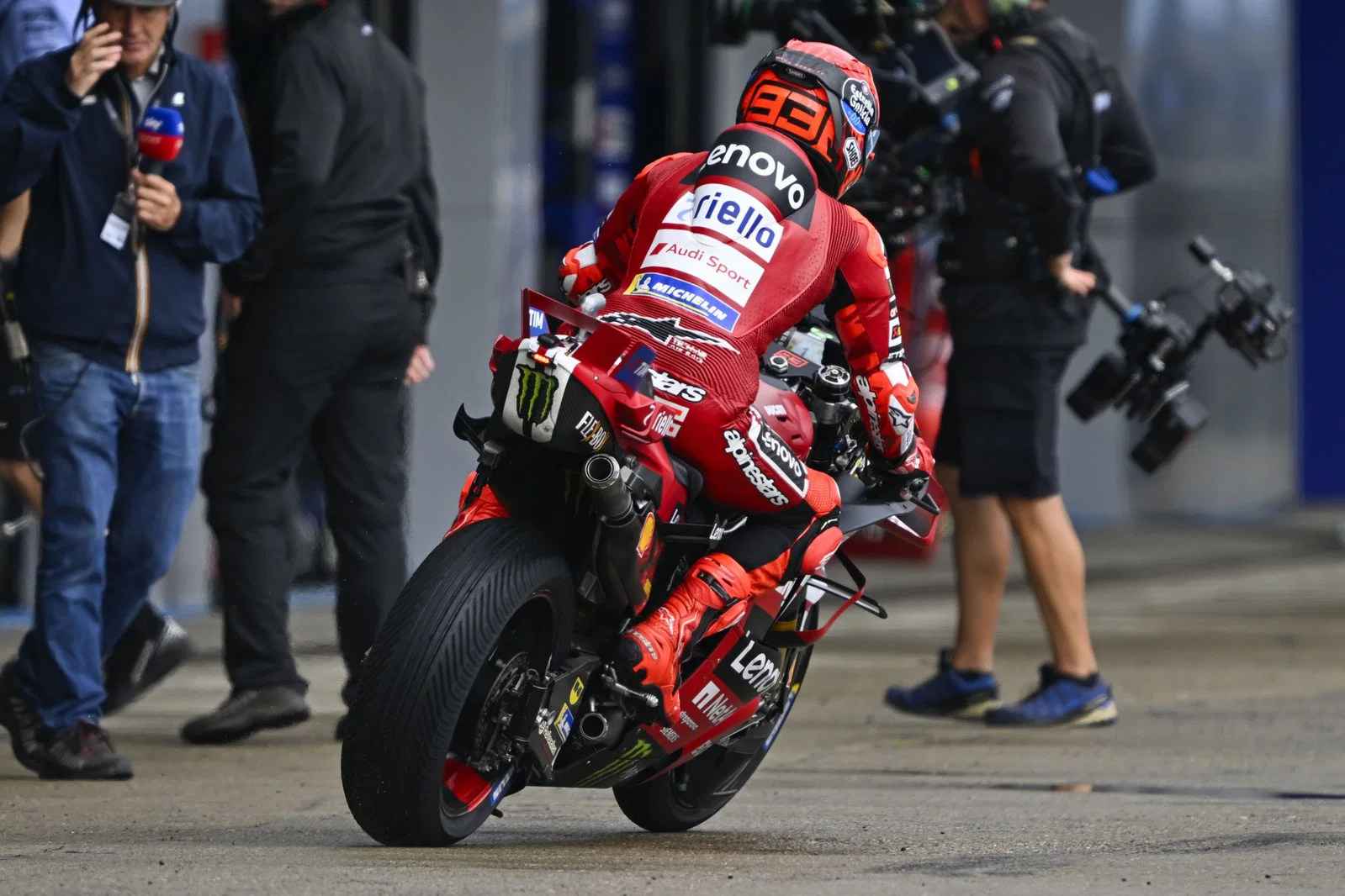 Marc Marquez dans la voie des stands lors d'une course MotoGP. Crédit : Or et Oie.