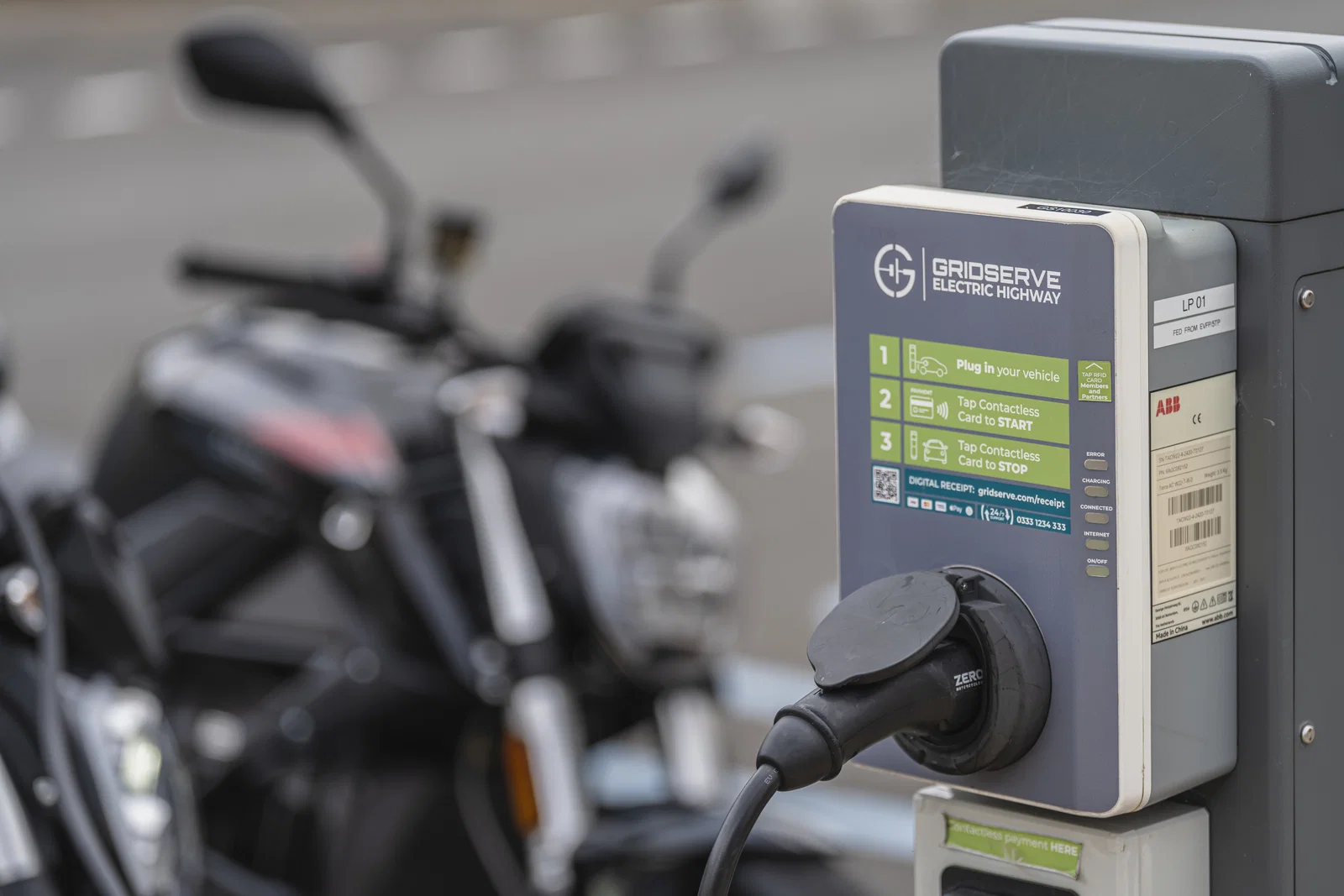 Un Zero SR/F branché et en recharge