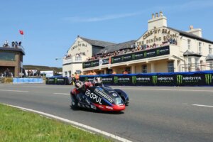 Les vainqueurs du Sidecar TT révèlent l'étendue des blessures du TT de l'île de Man