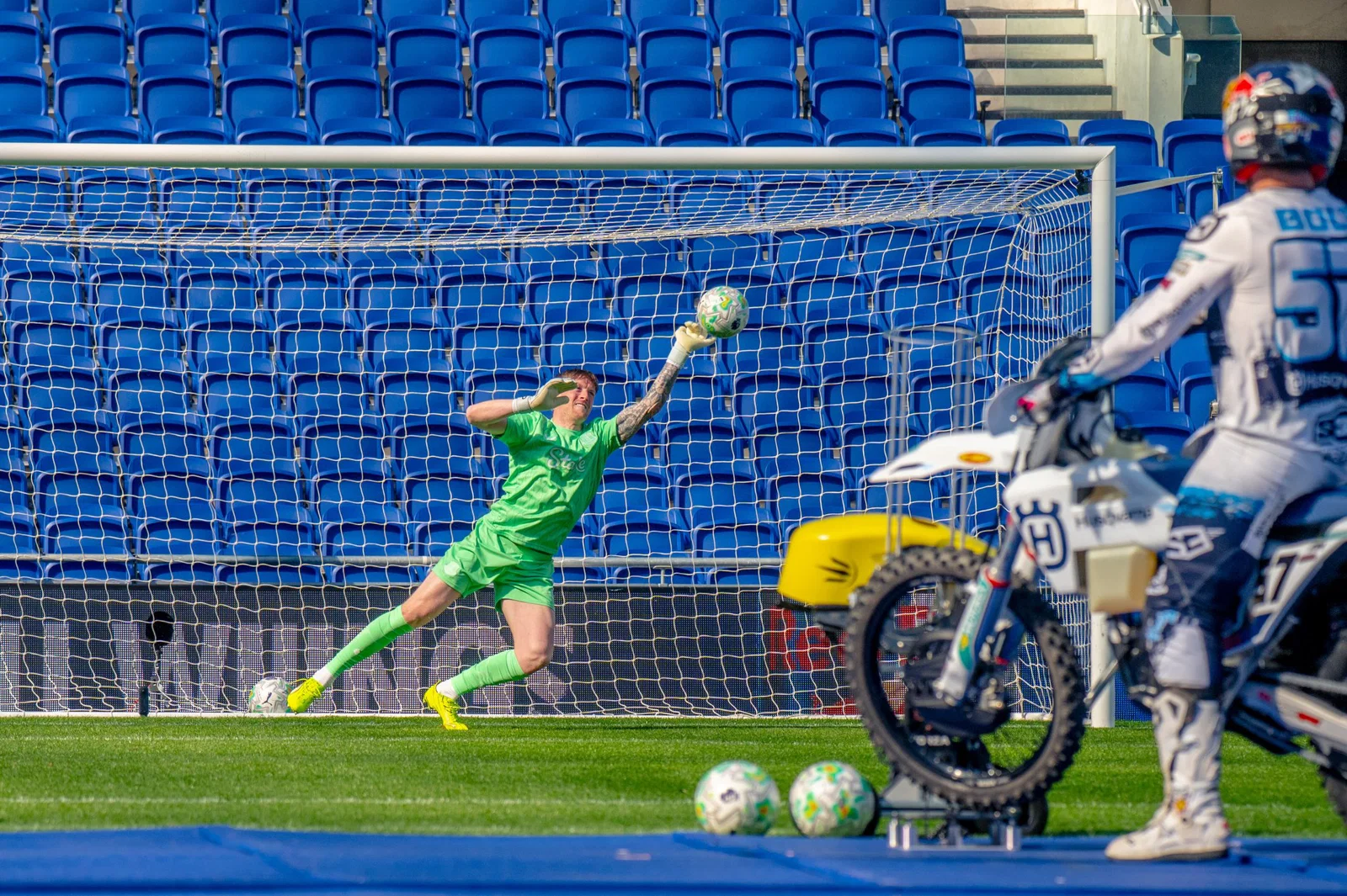 Jordan Pickford tente d'arrêter un tir au but