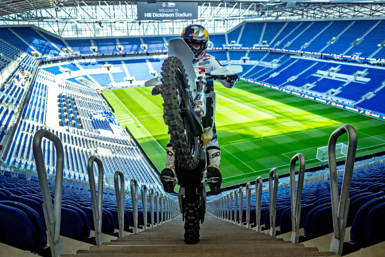 Billy Bolt fait un wheelie sur les marches du stade