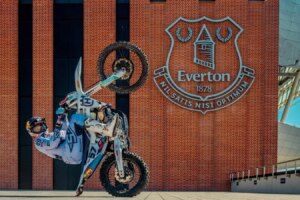 Billy Bolt et Jordan Pickford participent à un défi de football d'échauffement non conventionnel pour la Coupe du monde