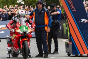 John McGuinness termine la course de six tours la plus rapide de l'histoire du TT de l'île de Man à 54 ans