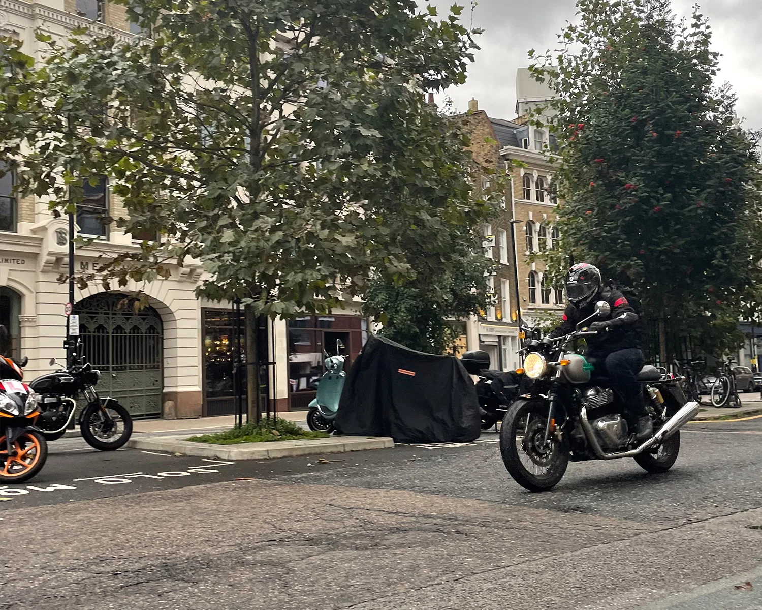 À bord du Royal Enfield Interceptor 650 à Londres