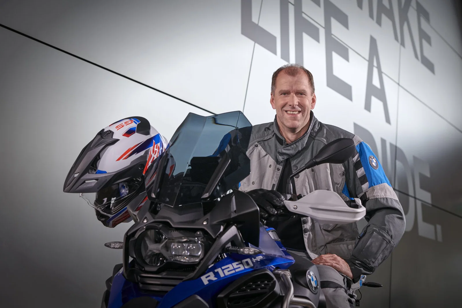 Lischka assise sur une BMW R1250 GS