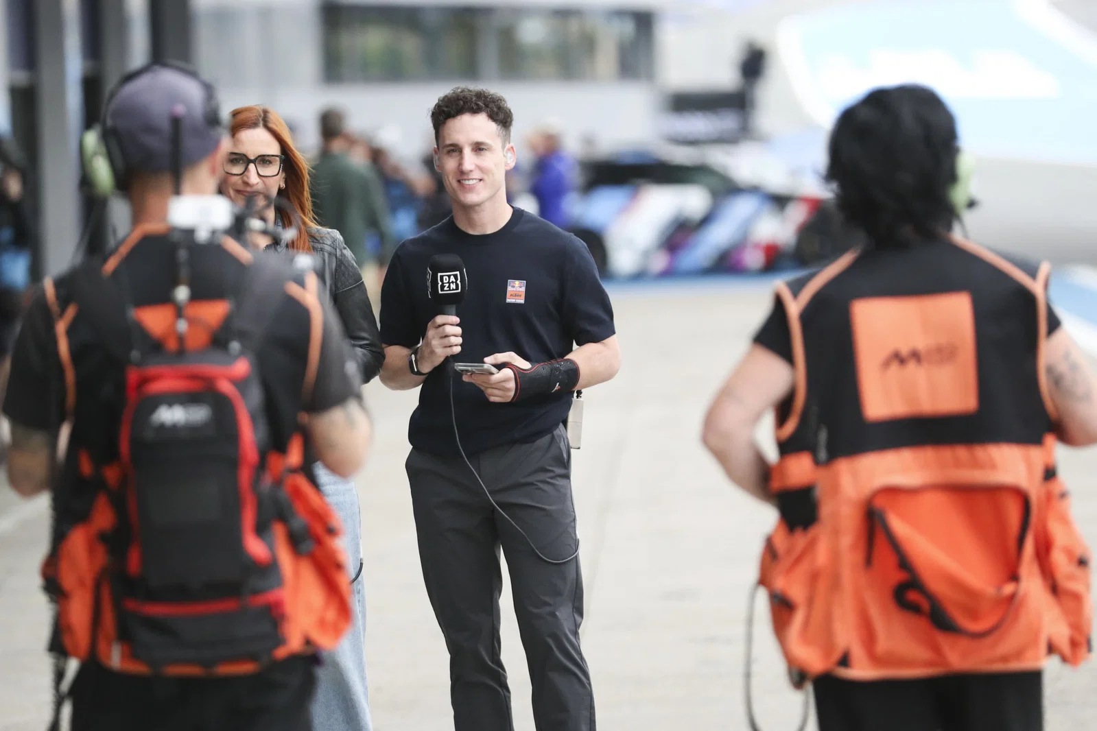 Pol Espargaro exerçant ses fonctions d'expert pour DAZN. Crédit : Or et Oie.