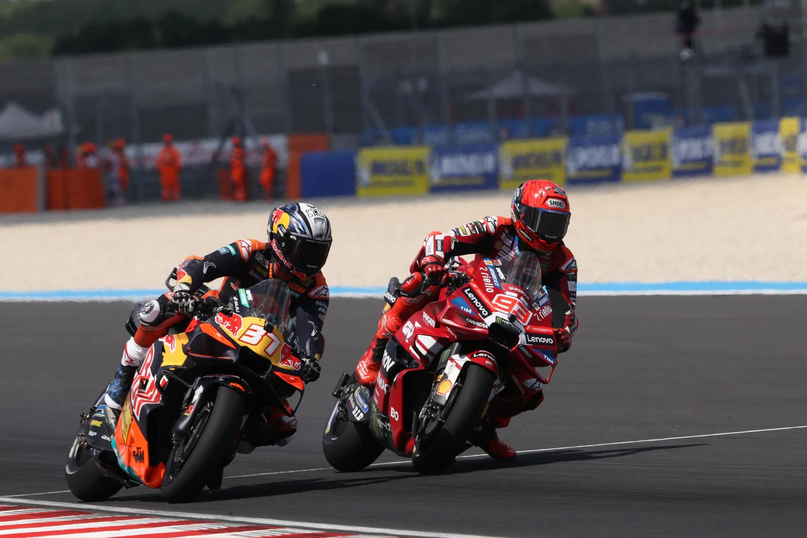 Pedro Acosta affrontant Marc Marquez en Hongrie. Crédit : Or et Oie.