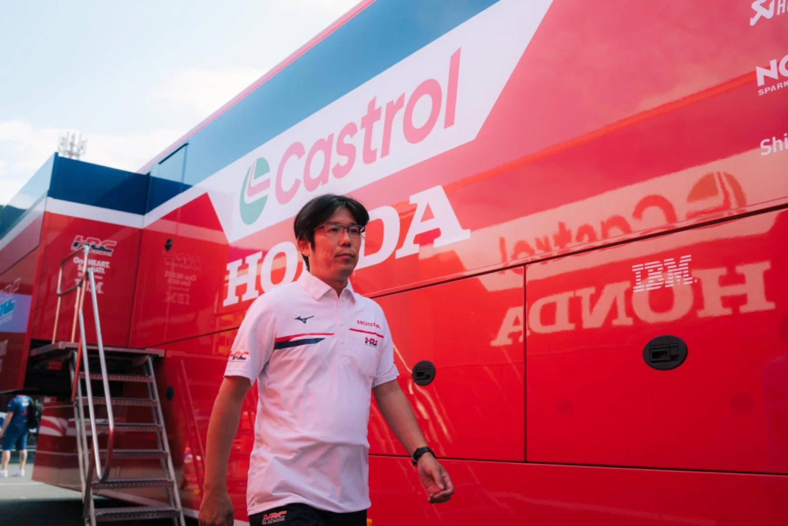 Mikihiko Kawase dans le paddock MotoGP.