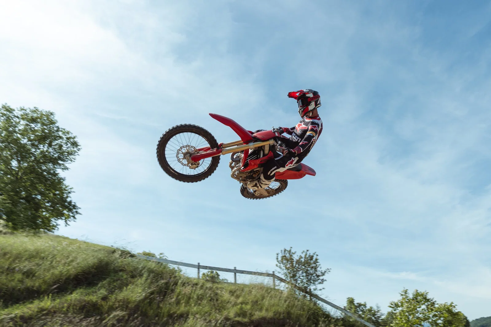 Ducati Desmo250 volant dans les airs.