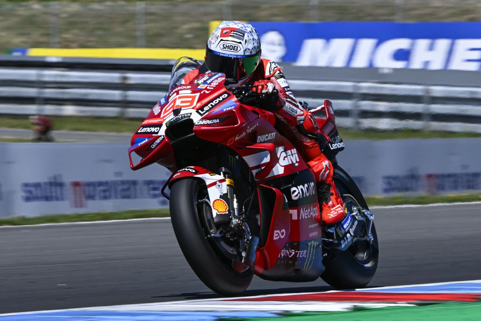 Marc Marquez sur une moto Ducati MotoGP à Brno. Crédit : Or et Oie.