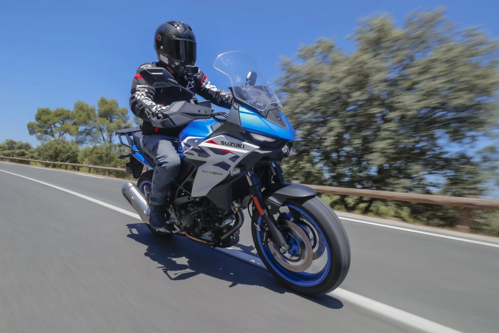 La Suzuki SV7-GX - conduite