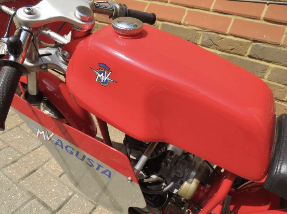 Réservoir de carburant Mini MV Agusta GP. Crédit : commissaires-priseurs emblématiques.
