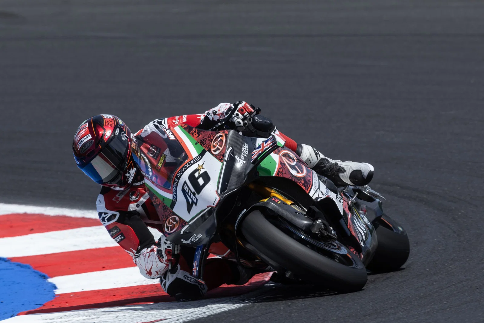 Tommy Bridewell sur une Panigale V4 R. Crédit : Gold and Goose.