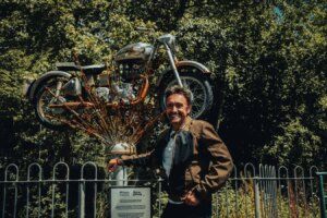 La plaque Royal Enfield « World Origin Site » dévoilée par Richard Hammond à Redditch