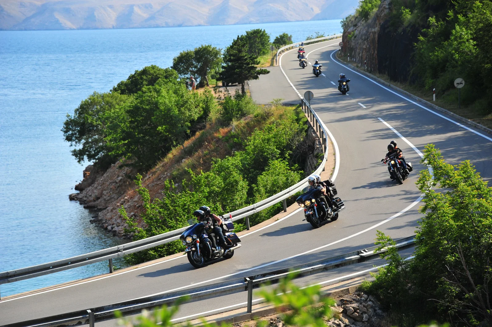 Motos Harley circulant sur la route. 
