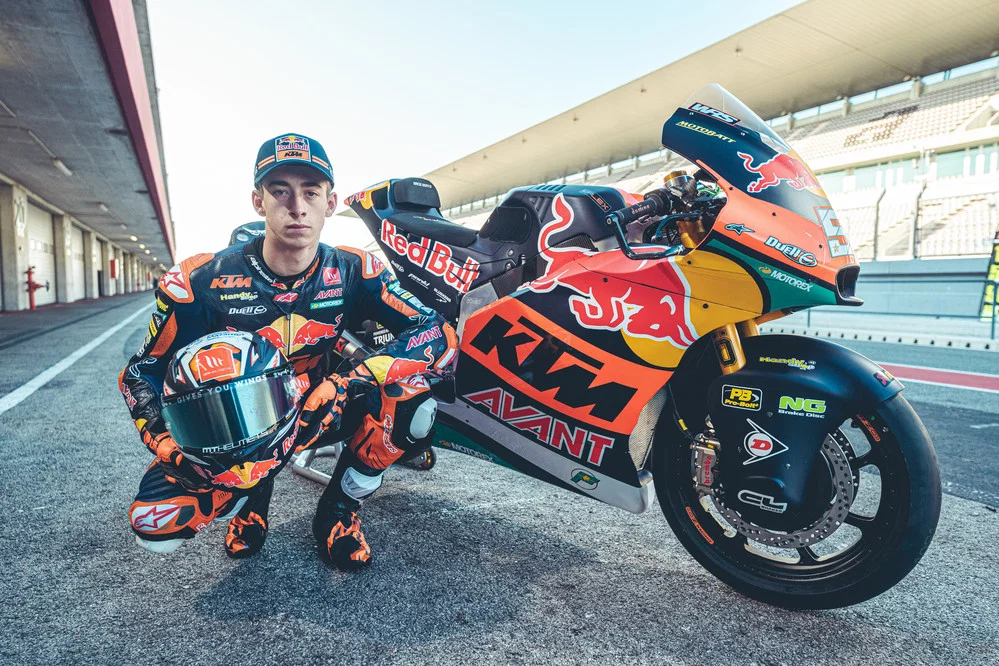 Pedro Acosta avec sa moto Red Bull KTM Ajo Moto2 2022.