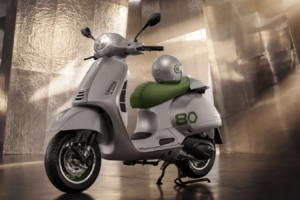Lancement de la nouvelle Vespa Edizione Ottantesimo avec un casque assorti