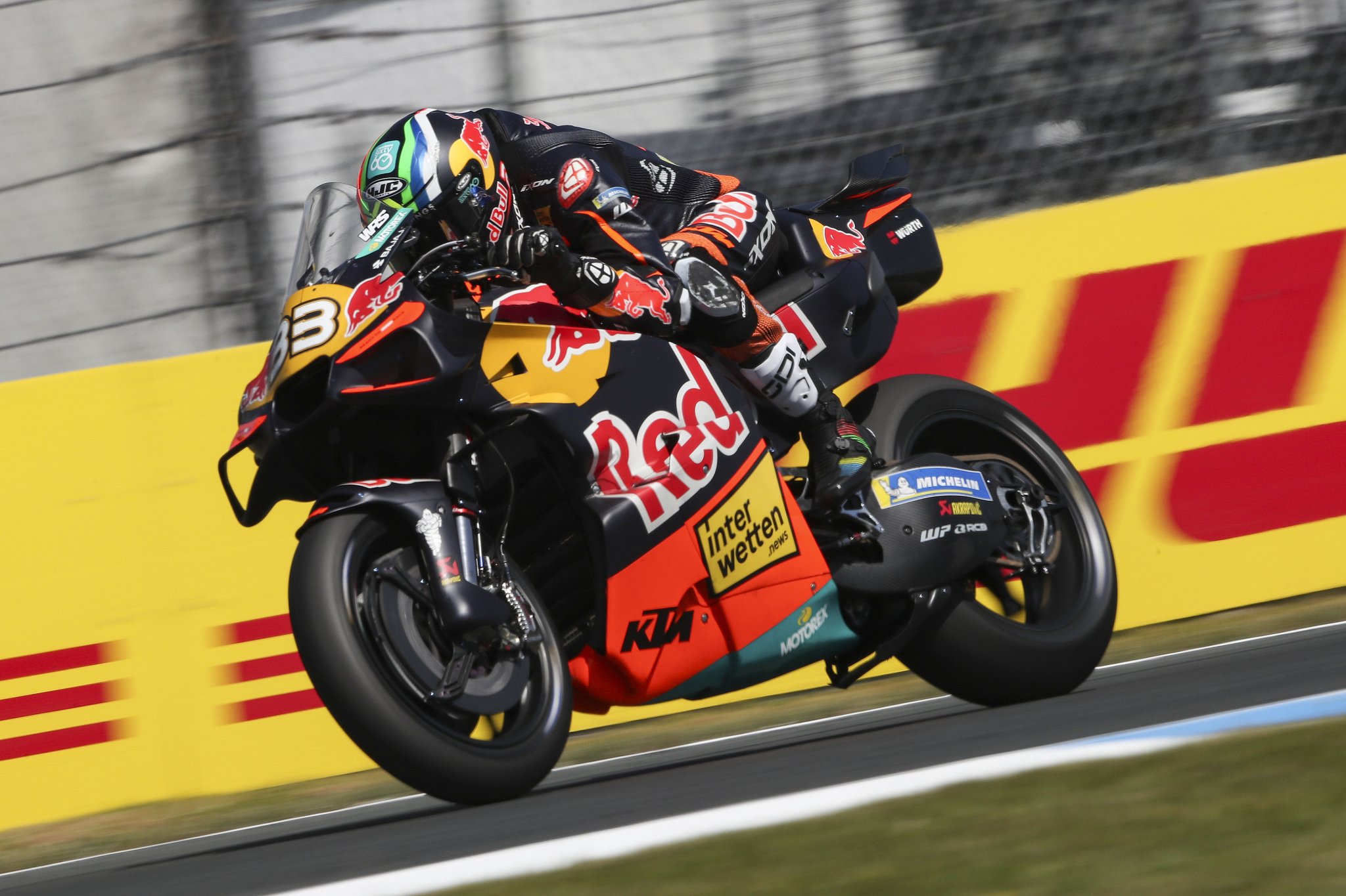 Brad Binder au volant de sa KTM RC16 à Assen. Crédit : Or et Oie.