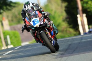 Michael Dunlop franchit une étape importante dans la course sur route irlandaise au Tandragee 100