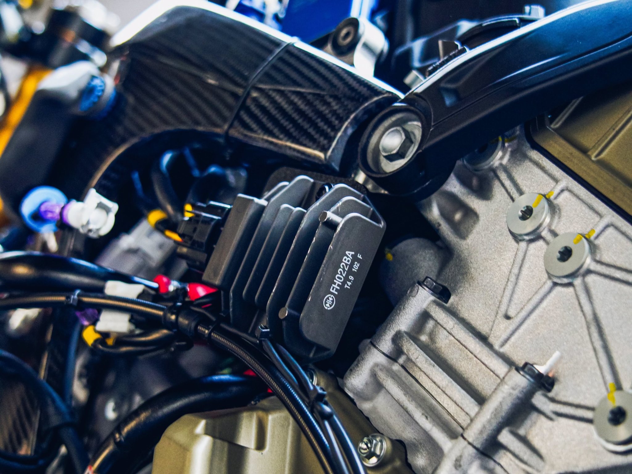 Carrosserie en fibre de carbone avec le kit électronique. Crédit : Équipe Barni Spark Racing.