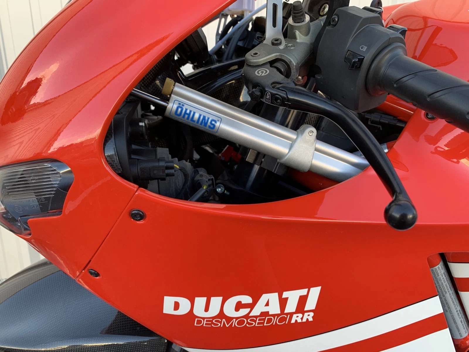 Un amortisseur de direction Ohlins est également présent