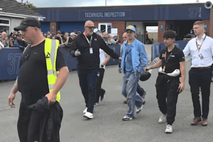 Brad Pitt aperçu au TT de l'île de Man alors que le tournage du film de course sur route commence