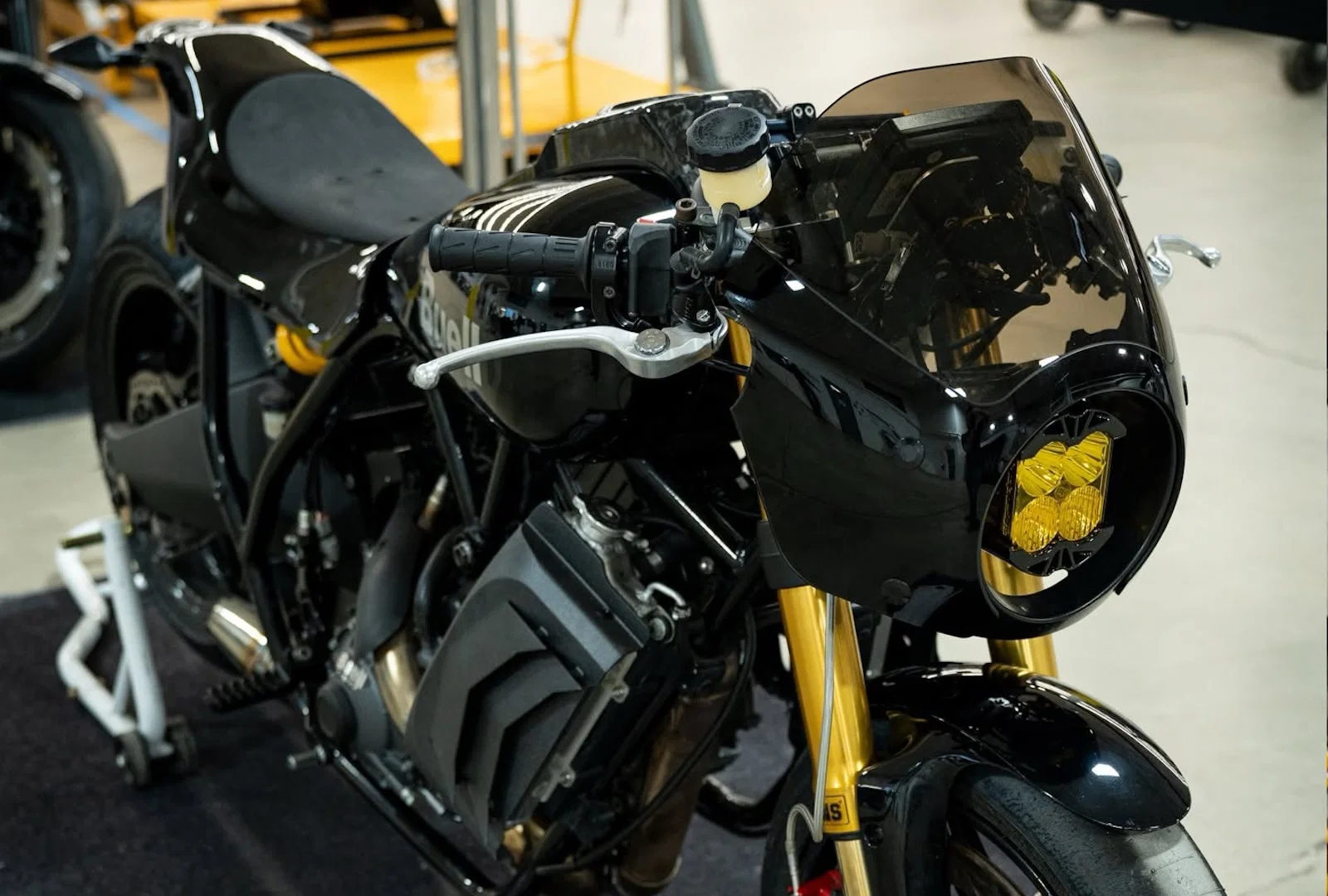 Un café racer Buell Super Cruiser