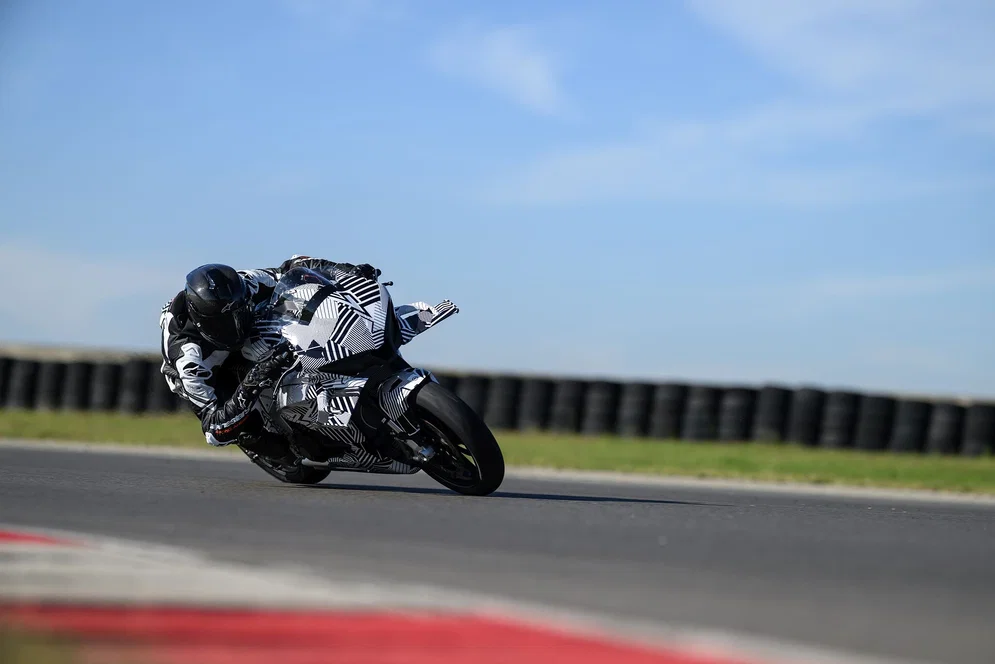 Prototype CFMoto V4 SR-RR circulant sur un circuit