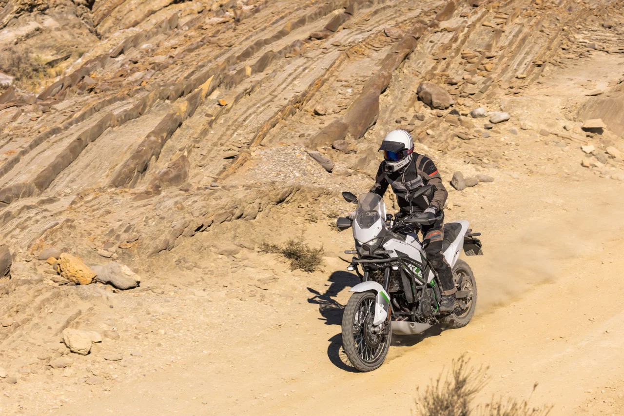 La Kawasaki KLE500 2026 en conduite hors route.