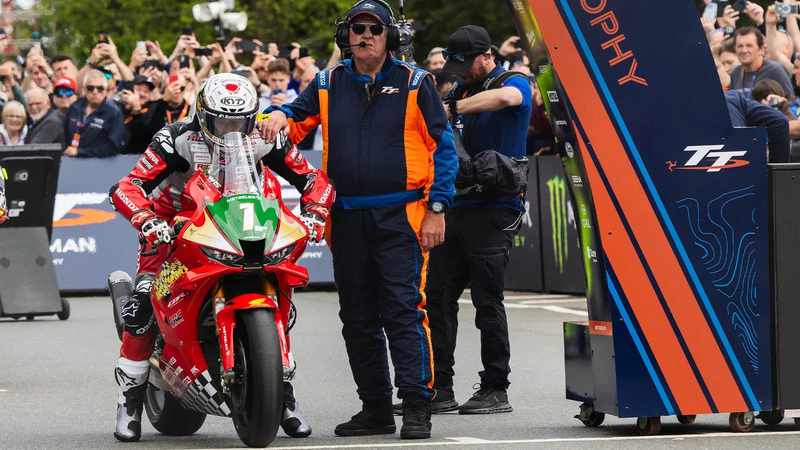 John McGuinness sur la ligne de départ du TT. Crédit : Île de Man TT.