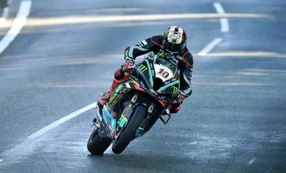 Peter Hickman au TT de l'île de Man 2023 sur une superbike. Crédit : IOMTT Press.
