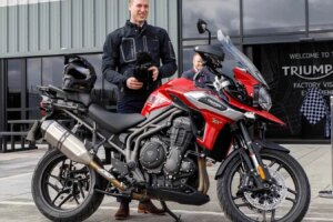 Le prince William visite Norfolk Blood Bikes et admet qu'il roule toujours