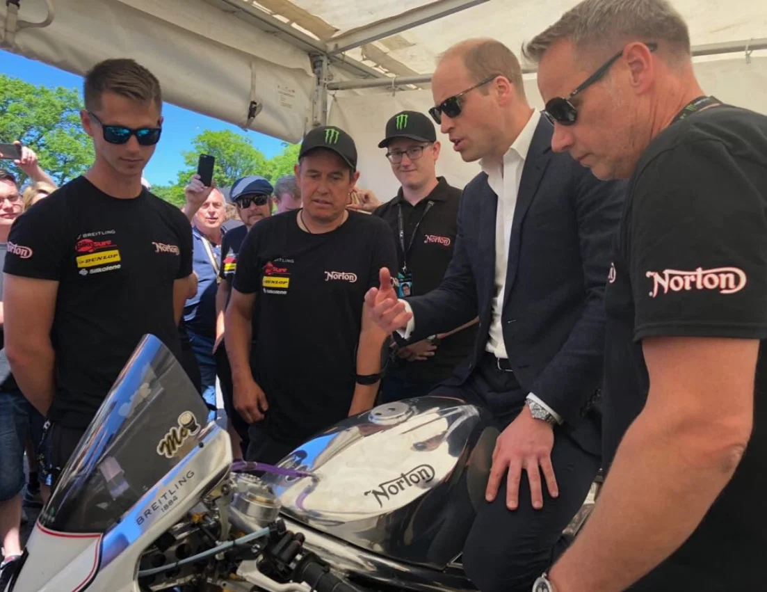 Le prince William visite Norfolk Blood Bikes et admet qu'il roule toujours