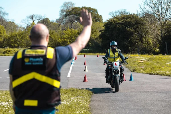 Apprenti moto et instructeur effectuant un exercice