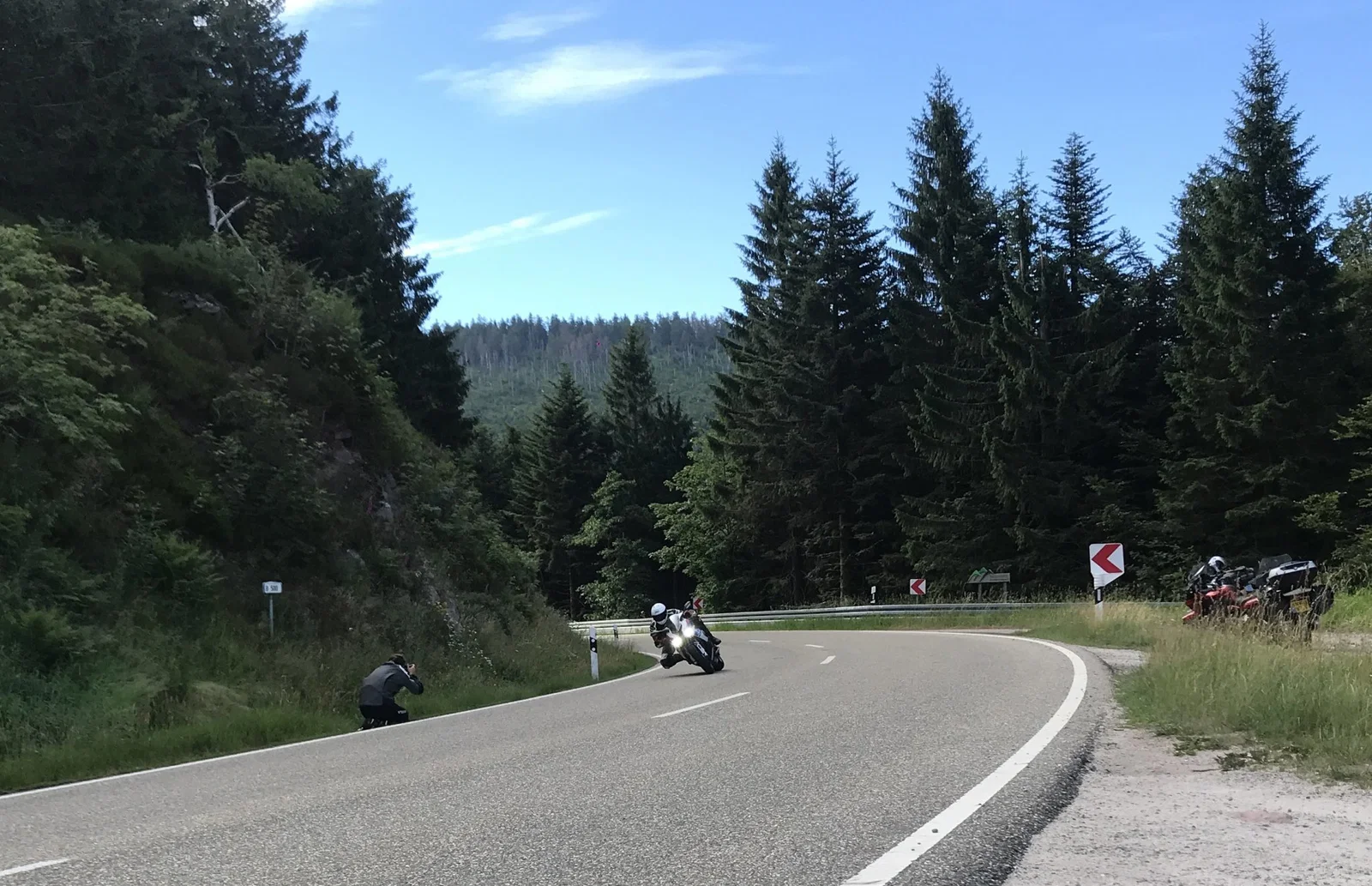 Conduire une BMW sur une route de campagne allemande