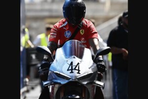 Lewis Hamilton, pilote de Ferrari F1, arrive au Grand Prix de Monaco sur Ducati Panigale V4 S 100