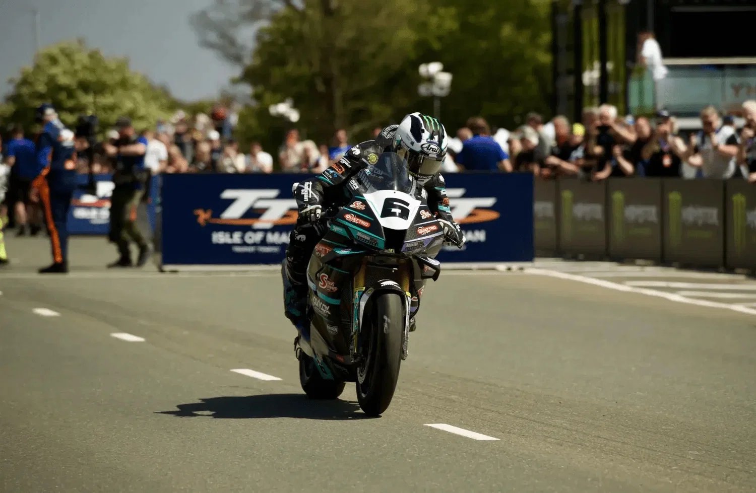 Michael Dunlop quitte la ligne de départ du TT. Crédit : Île de Man TT.